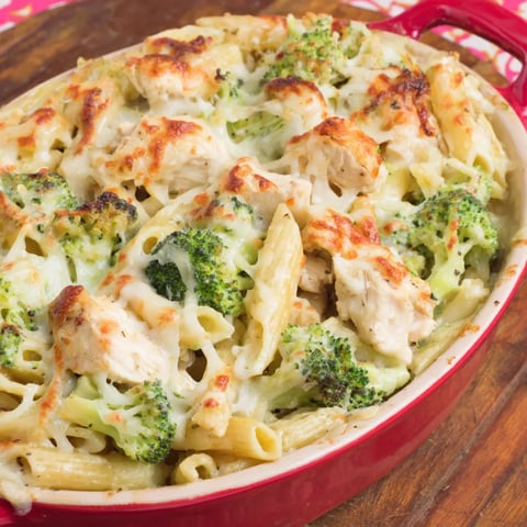 A delicious bake with chicken, broccoli, and cheese pasta.