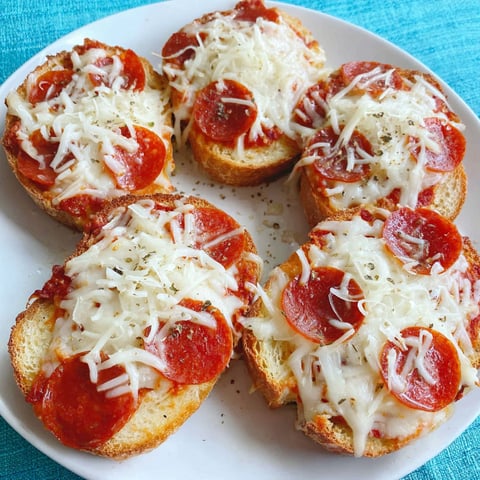 A plate of Texas toast with pepperoni and cheese.